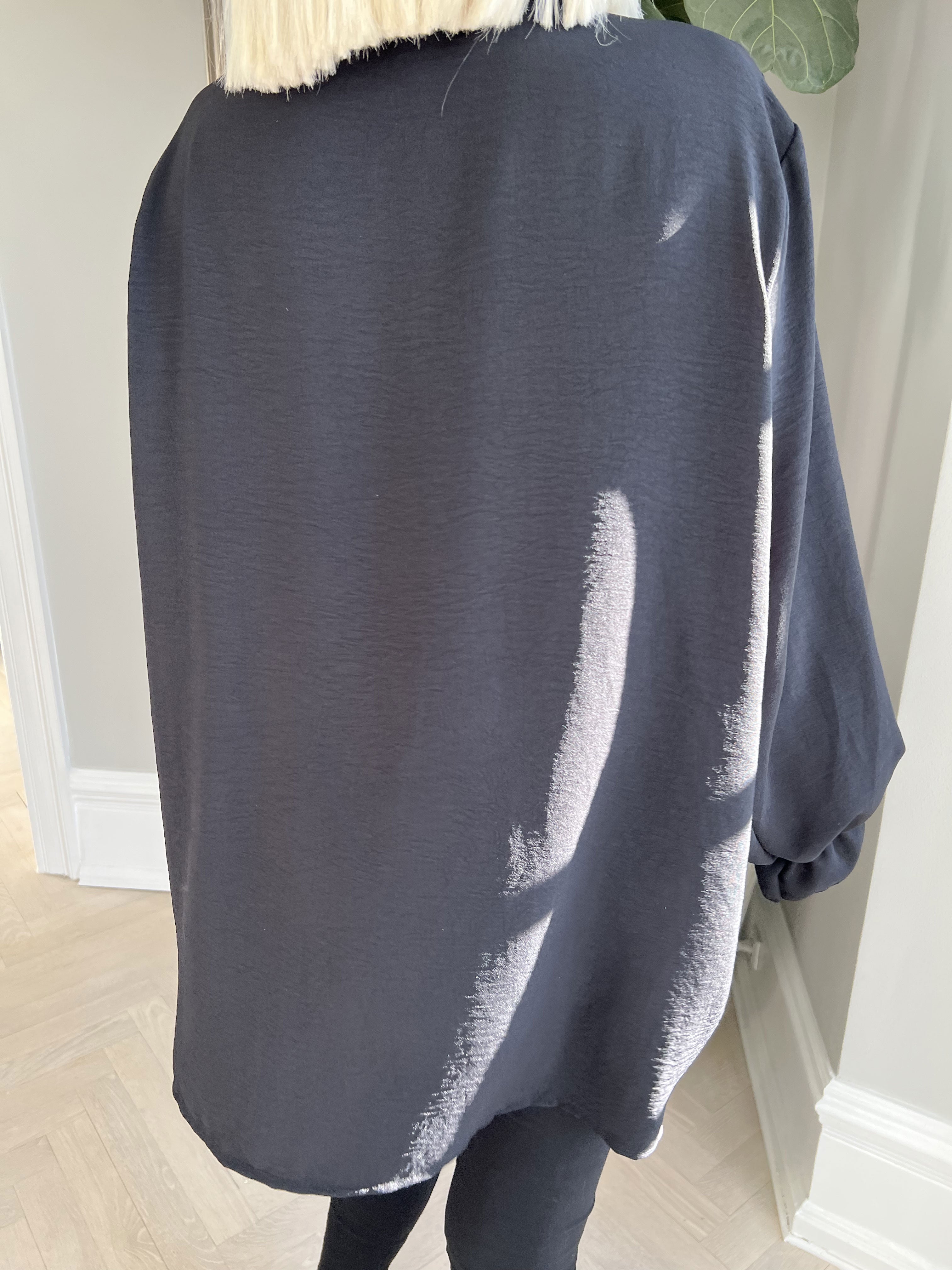 Ilsa - Sød skjorte med blonde og flæsedetaljer